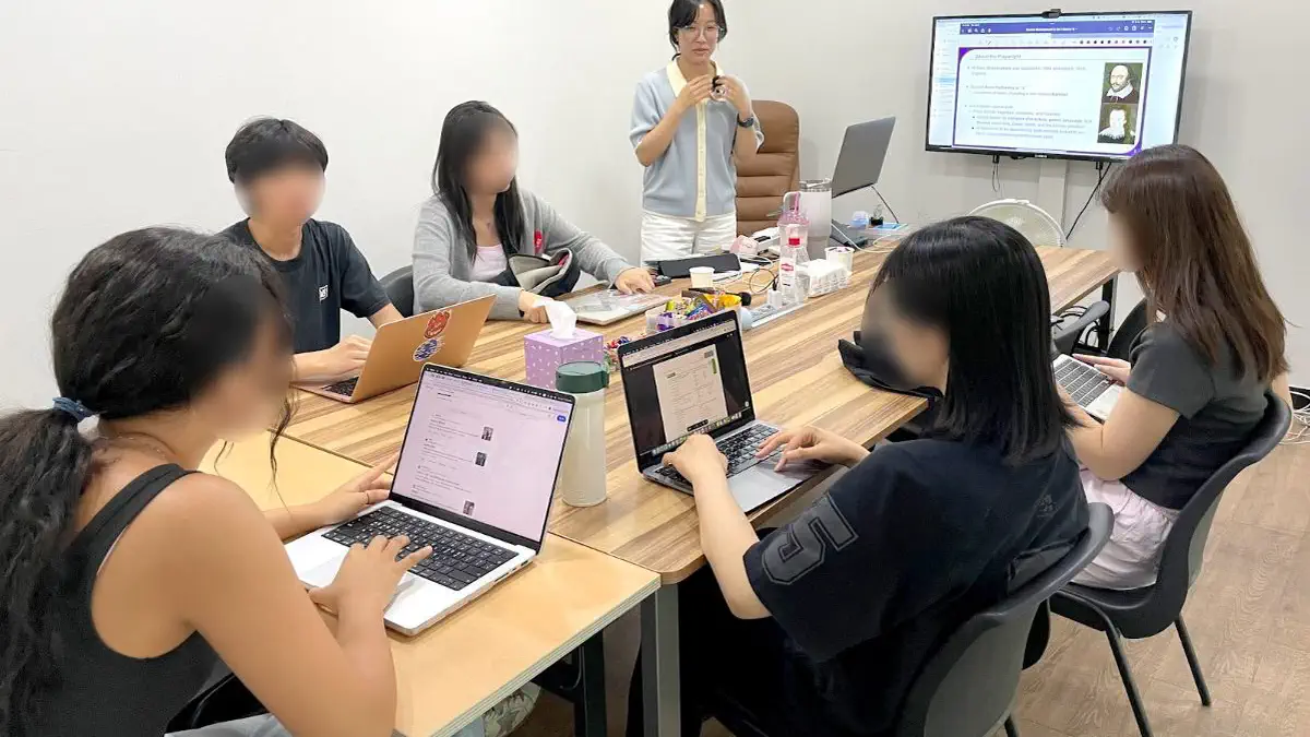 Cindy老师的英语课,小组围坐在一张桌子旁