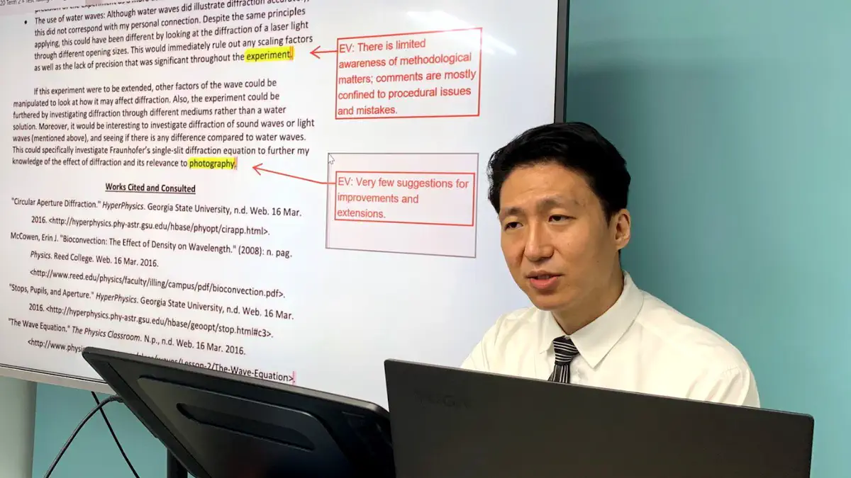Salomon老师在线直播物理课,在屏幕上批注一份IA