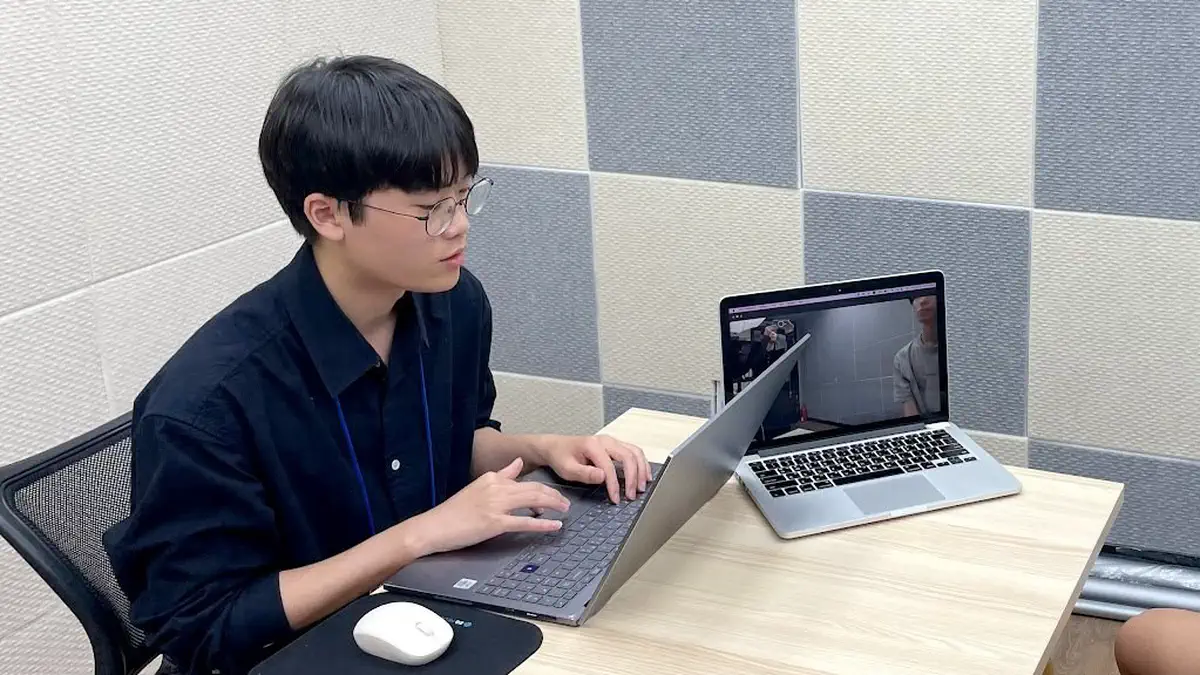 正在与学生通话的助教